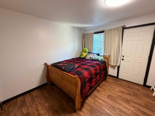 987 1 Avenue, Sundre, AB - Indoor Photo Showing Bedroom