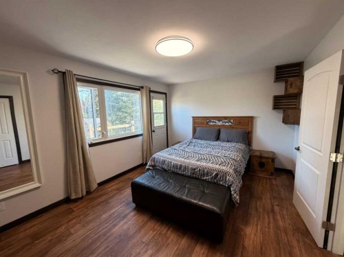 987 1 Avenue, Sundre, AB - Indoor Photo Showing Bedroom