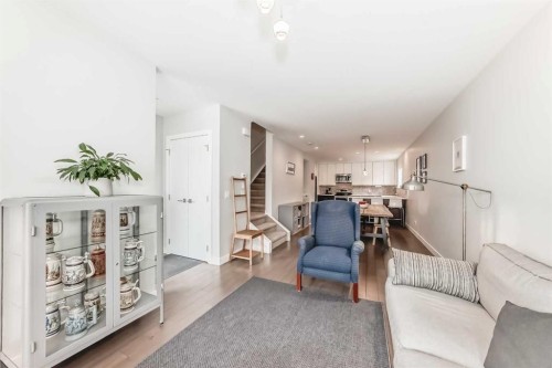 67 30 Avenue Sw, Calgary, AB - Indoor Photo Showing Other Room