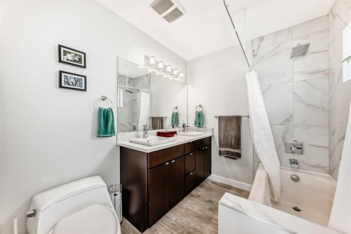 67 30 Avenue Sw, Calgary, AB - Indoor Photo Showing Bathroom