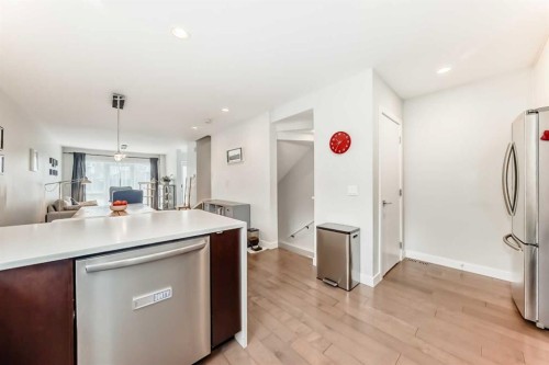 67 30 Avenue Sw, Calgary, AB - Indoor Photo Showing Kitchen