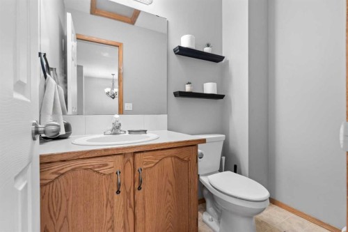 224A 5 Avenue, Strathmore, AB - Indoor Photo Showing Bathroom