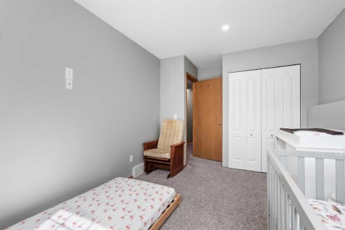 224A 5 Avenue, Strathmore, AB - Indoor Photo Showing Bedroom