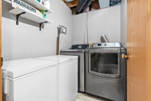 224A 5 Avenue, Strathmore, AB - Indoor Photo Showing Laundry Room