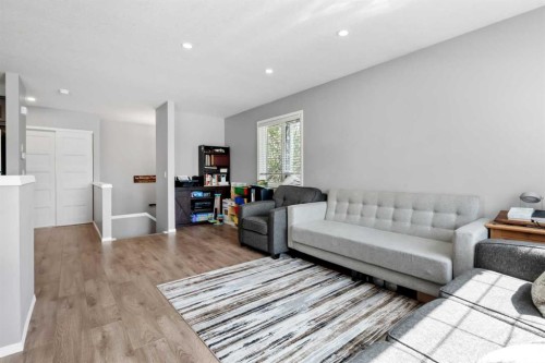 224A 5 Avenue, Strathmore, AB - Indoor Photo Showing Living Room