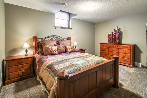 12 Aspen Cliff Close Sw, Calgary, AB - Indoor Photo Showing Bedroom