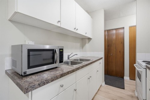 1405 17 Avenue Nw, Calgary, AB 