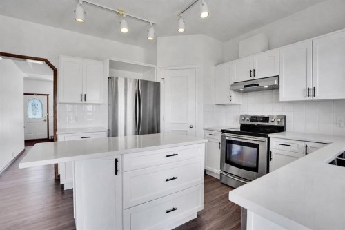9143 Edgebrook Drive Nw, Calgary, AB - Indoor Photo Showing Kitchen With Stainless Steel Kitchen With Double Sink With Upgraded Kitchen