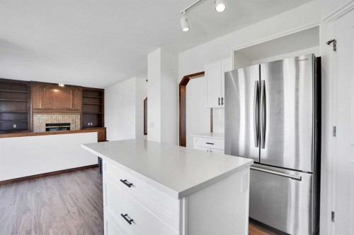 9143 Edgebrook Drive Nw, Calgary, AB - Indoor Photo Showing Kitchen