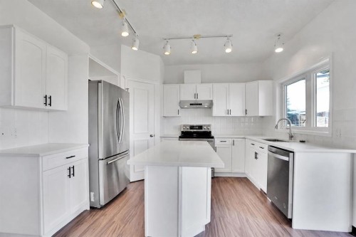 9143 Edgebrook Drive Nw, Calgary, AB - Indoor Photo Showing Kitchen With Stainless Steel Kitchen With Upgraded Kitchen