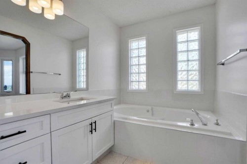 9143 Edgebrook Drive Nw, Calgary, AB - Indoor Photo Showing Bathroom