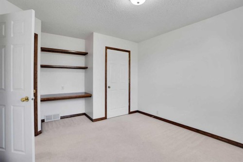 9143 Edgebrook Drive Nw, Calgary, AB - Indoor Photo Showing Other Room