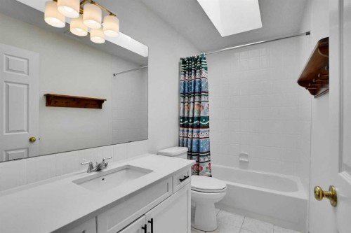 9143 Edgebrook Drive Nw, Calgary, AB - Indoor Photo Showing Bathroom