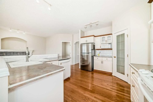 68 Scenic View Close Nw, Calgary, AB - Indoor Photo Showing Kitchen