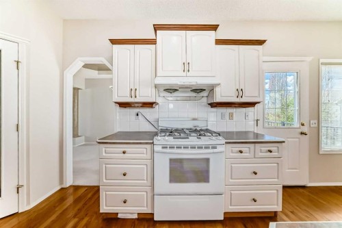 68 Scenic View Close Nw, Calgary, AB - Indoor Photo Showing Kitchen