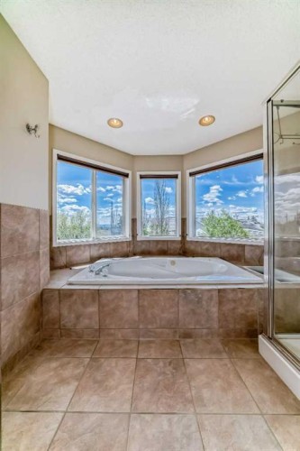 68 Scenic View Close Nw, Calgary, AB - Indoor Photo Showing Bathroom