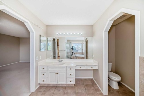 68 Scenic View Close Nw, Calgary, AB - Indoor Photo Showing Bathroom