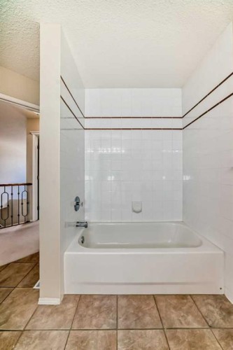 68 Scenic View Close Nw, Calgary, AB - Indoor Photo Showing Bathroom