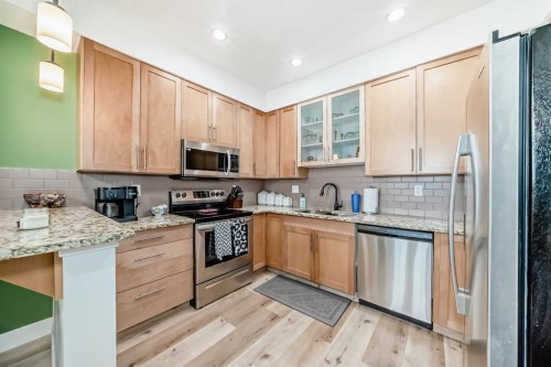 111-1005B Westmount Drive, Strathmore, AB - Indoor Photo Showing Kitchen