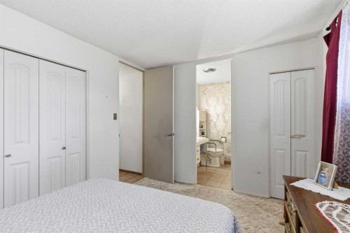 6004 Lloyd Crescent Sw, Calgary, AB - Indoor Photo Showing Bedroom