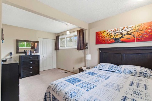 6004 Lloyd Crescent Sw, Calgary, AB - Indoor Photo Showing Bedroom
