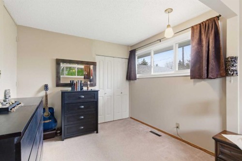 6004 Lloyd Crescent Sw, Calgary, AB - Indoor