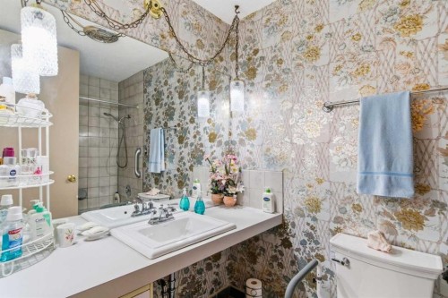 6004 Lloyd Crescent Sw, Calgary, AB - Indoor Photo Showing Bathroom