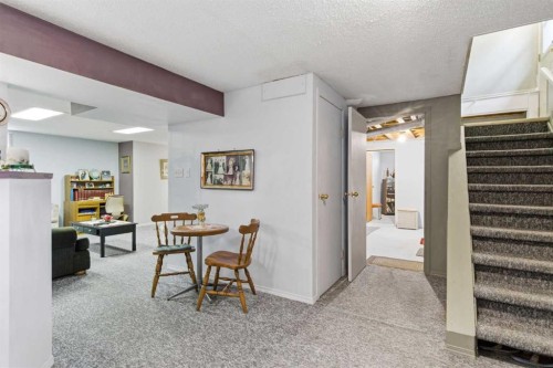 6004 Lloyd Crescent Sw, Calgary, AB - Indoor