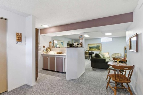 6004 Lloyd Crescent Sw, Calgary, AB - Indoor