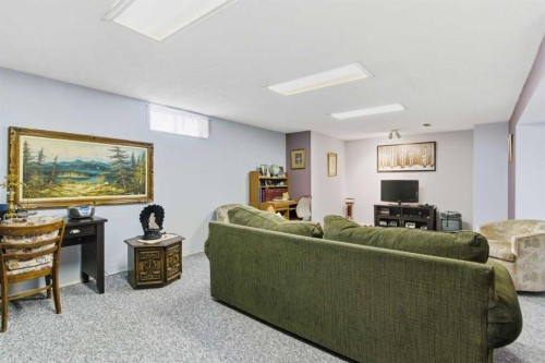 6004 Lloyd Crescent Sw, Calgary, AB - Indoor