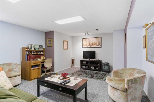 6004 Lloyd Crescent Sw, Calgary, AB - Indoor Photo Showing Living Room