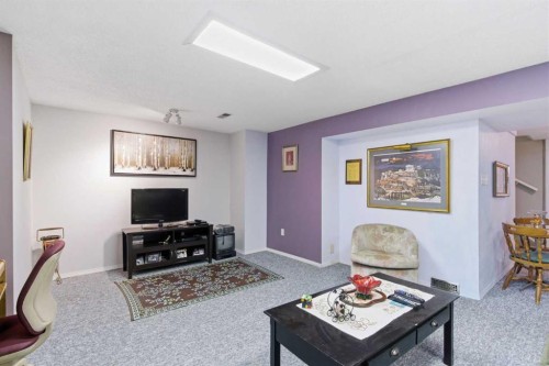6004 Lloyd Crescent Sw, Calgary, AB - Indoor Photo Showing Living Room
