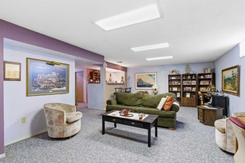 6004 Lloyd Crescent Sw, Calgary, AB - Indoor Photo Showing Living Room