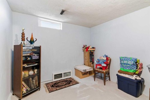 6004 Lloyd Crescent Sw, Calgary, AB - Indoor Photo Showing Other Room