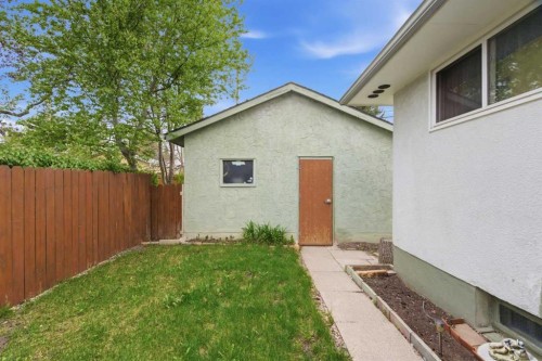 6004 Lloyd Crescent Sw, Calgary, AB - Outdoor