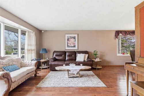 6004 Lloyd Crescent Sw, Calgary, AB - Indoor Photo Showing Living Room