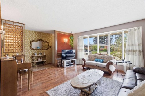 6004 Lloyd Crescent Sw, Calgary, AB - Indoor Photo Showing Living Room