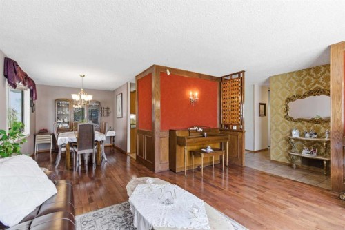 6004 Lloyd Crescent Sw, Calgary, AB - Indoor