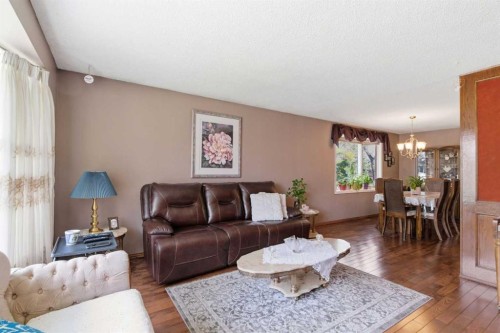 6004 Lloyd Crescent Sw, Calgary, AB - Indoor Photo Showing Living Room