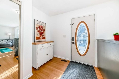 6907 6 Street Sw, Calgary, AB - Indoor Photo Showing Other Room