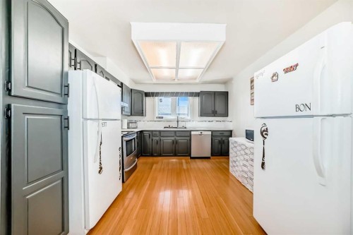6907 6 Street Sw, Calgary, AB - Indoor Photo Showing Kitchen