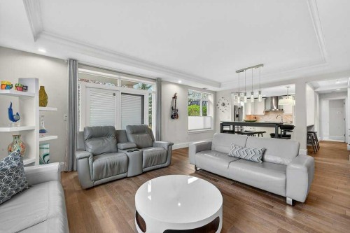 107-121 Quarry Way Se, Calgary, AB - Indoor Photo Showing Living Room