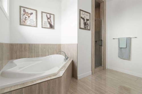 71 Muirfield Close, Lyalta, AB - Indoor Photo Showing Bathroom