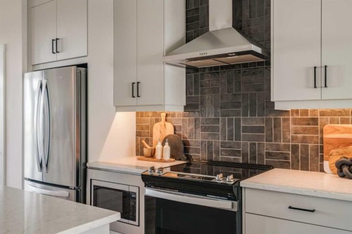 708 Sovereign Common Sw, Calgary, AB - Indoor Photo Showing Kitchen