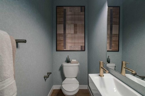 708 Sovereign Common Sw, Calgary, AB - Indoor Photo Showing Bathroom