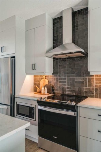 708 Sovereign Common Sw, Calgary, AB - Indoor Photo Showing Kitchen With Upgraded Kitchen