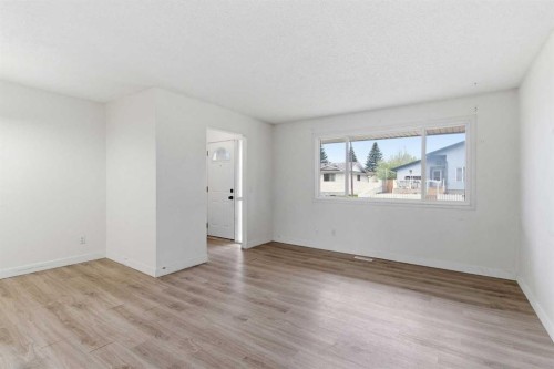 804 Madeira Drive Ne, Calgary, AB - Indoor Photo Showing Other Room
