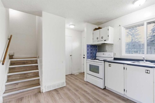 804 Madeira Drive Ne, Calgary, AB - Indoor Photo Showing Kitchen