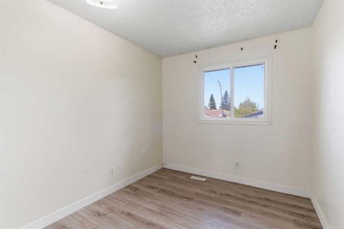 804 Madeira Drive Ne, Calgary, AB - Indoor Photo Showing Other Room