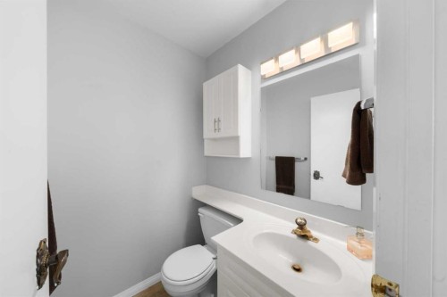 38 Suntree Lane, Okotoks, AB - Indoor Photo Showing Bathroom